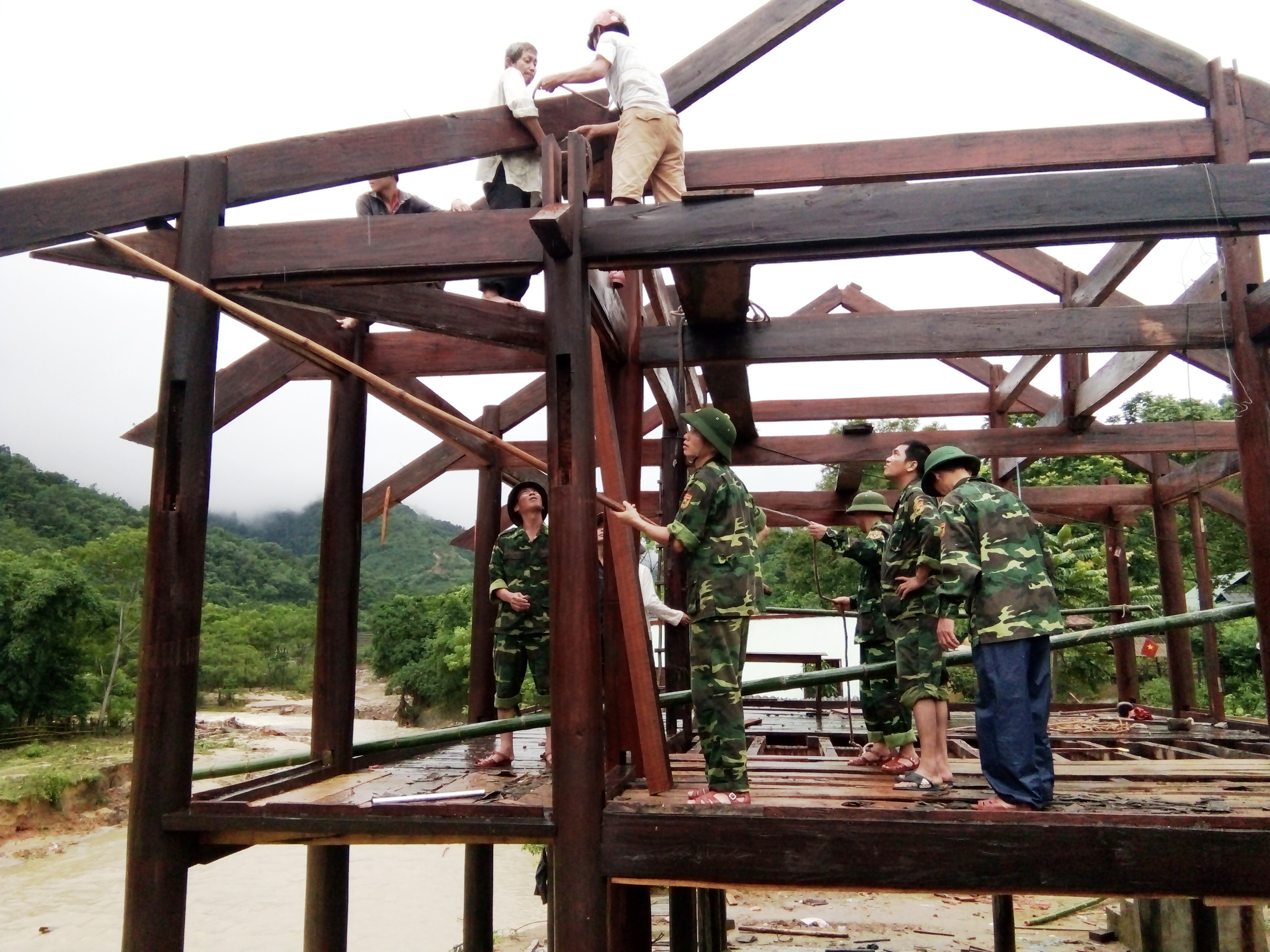 Mưa lũ gây thiệt hại nặng về người và tài sản tại nhiều địa phương, Quân đội huy động hàng trăm cán bộ, chiến sĩ giúp dân

